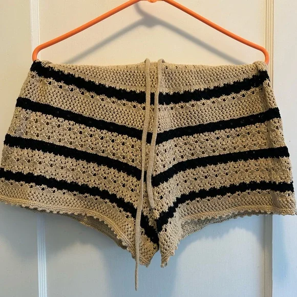 House of Harlow 1960 Black and Tan Crochet Sweater and matching shorts - Picture 3 of 3